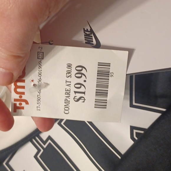 It's a Nike black jacket XXL it's snug - Picture 4 of 4